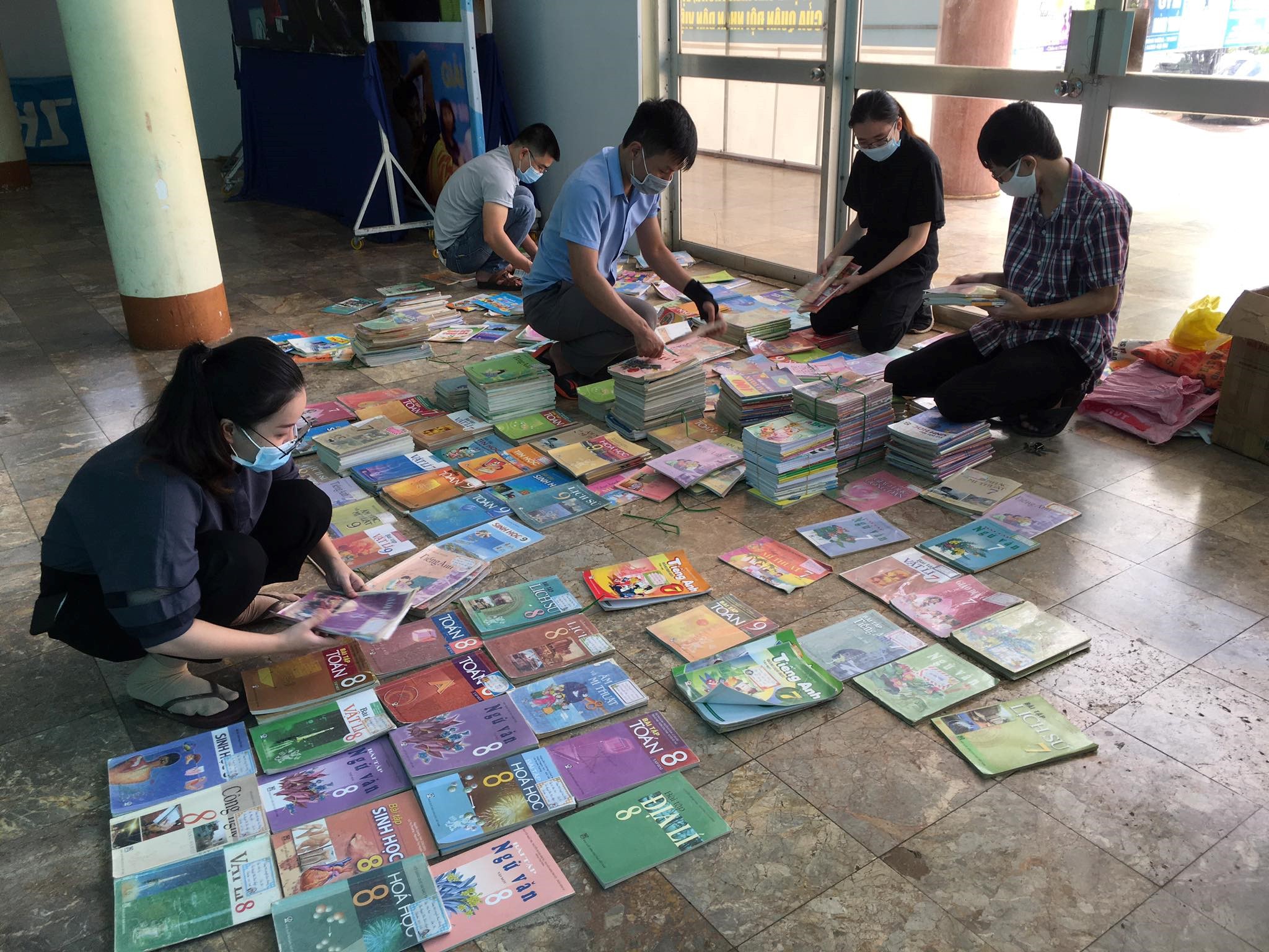 Chi đoàn Trung tâm Văn hóa tỉnh tích cực hưởng ứng chương trình “Vận động quyên góp sách giáo khoa, dụng cụ học tập hỗ trợ học sinh có hoàn cảnh khó khăn”